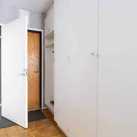 Private Flat, Balcony & Spacious Bathroom, Seamless Check In *