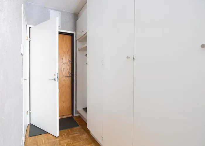 Private Flat, Balcony & Spacious Bathroom, Seamless Check In *