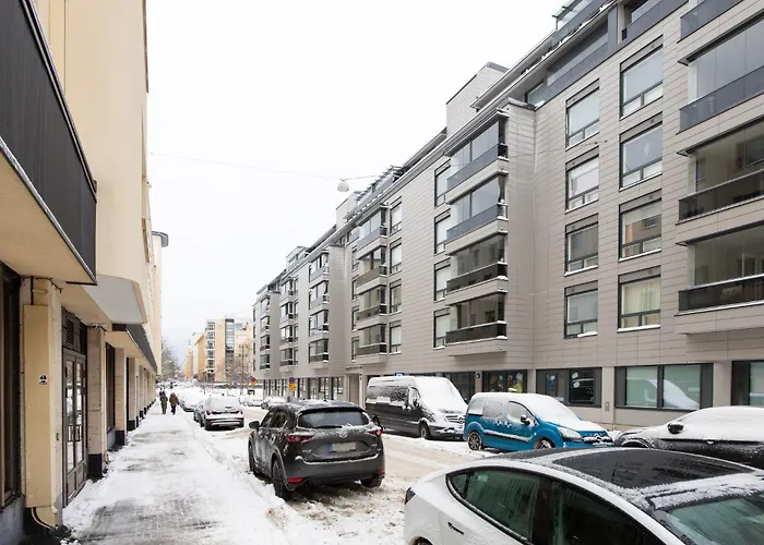 Private Flat, Balcony & Spacious Bathroom, Seamless Check In *